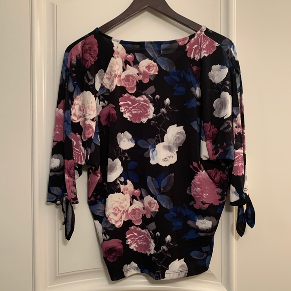 Flowered black blouse with slitted arms - Picture 3 of 4